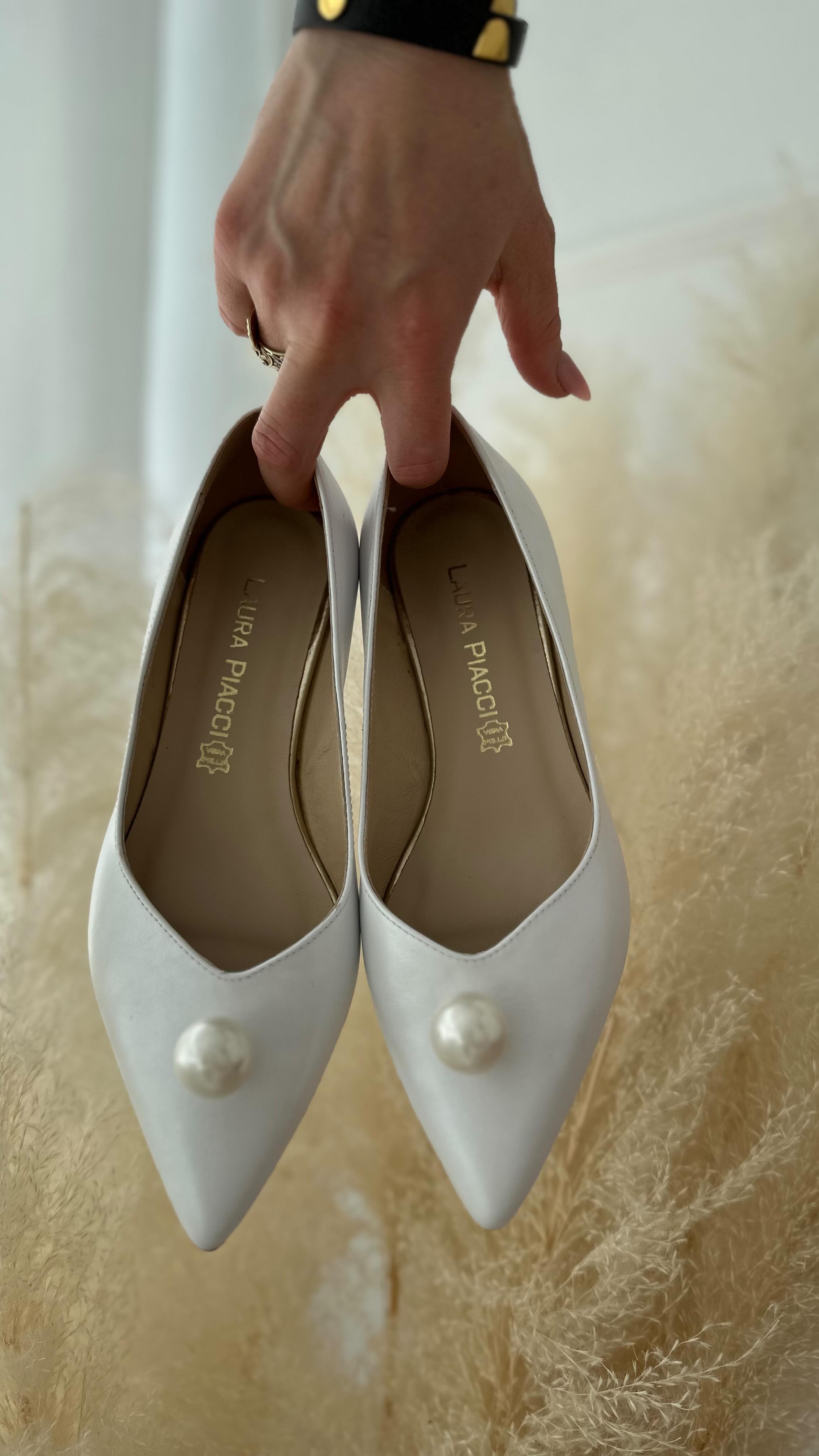 Czy idealne buty ślubne muszą być na obcasie?🤔

Na pewno NIE❌
Model balerin Laura to idealny wybór jeżeli nie lubisz się męczyć w butach na obcasie. 
Smukły nosek, 
stabilny złoty obcas i 
nietuzinkową ozdoba na nosku sprawiają, że buty będą idealnym wyborem nie tylko na Twój ślub. 

A Ty jakie miałaś buty w tym wyjątkowym dniu? 

#butyslubne #butydamskie #modnebuty #zakupyonline