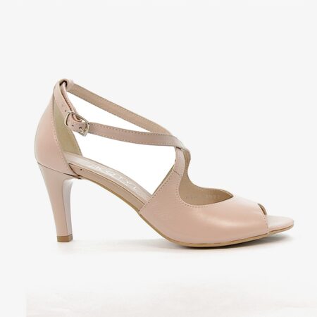 Botki Kotyl 4349 w kolorze nude na zdjęciu z lewej strony, ukazujące gładką fakturę skóry i eleganckie linie buta.