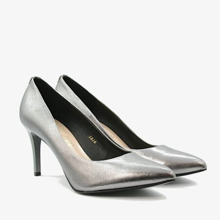 Buty sala-1816-739 - para srebrnych szpilek na białym tle, skośny widok z przodu