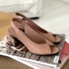 Eleganckie sandały damskie CheBello w odcieniu nude, z delikatnymi paskami i oryginalnym obcasem w marmurkowym wzorze, prezentowane na stole obok magazynu mody.