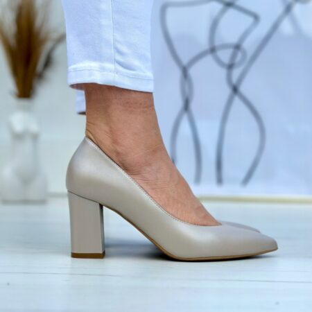Buty damskie kotyl w kolorze perłowym, wykonane z naturalnej skóry.
