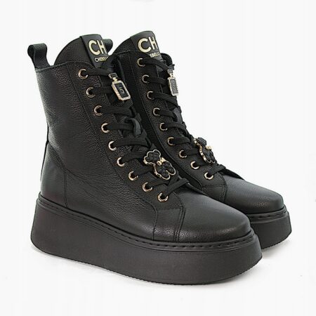 Czarne, skórzane botki CheBello typu sneakers z platformą, ozdobione metalowymi klamrami, wyrażające miejski, nowoczesny look.