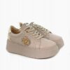 Chebello 3088 para eleganckich beżowych damskich sneakersów z charakterystycznym złotym emblematem, prezentowanych na białym tle.