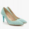Buty Bizzarro – Eleganckie szpilki w kolorze pastelowym błękitnym, pokryte fakturą imitującą skórę węża, widok z przodu.