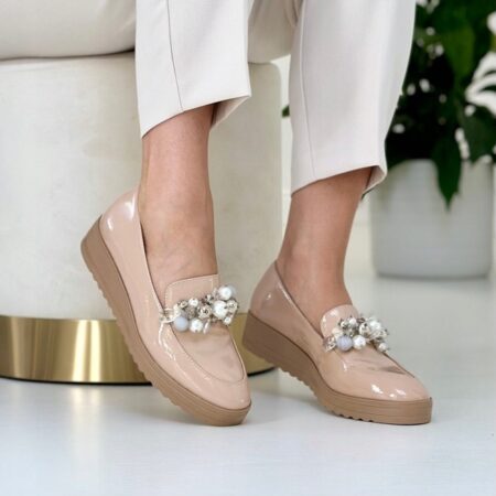 Beżowe buty Potocki na platformie z ozdobnymi perłami i kryształkami, modelka w białych spodniach, zdjęcie z profilu