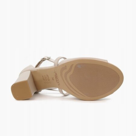 Buty Kotyl 5901 – złote sandałki z paskiem i zamkniętym przodem, widok spod podeszwy.