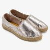 Espadryle Verano w kolorze srebrnym, z połyskującym wykończeniem, widok z góry na oba buty.