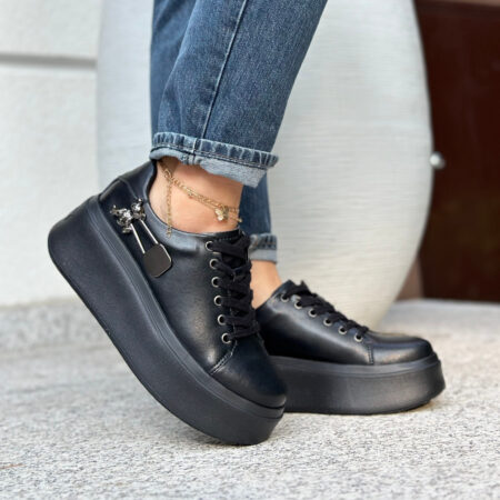 stylowe czarne sneakersy z wysoką podeszwą i efektownym zdobieniem.