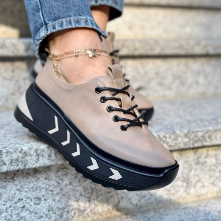 Skórzane sneakersy Filippo DP6427 na stopach – beżowe sneakersy na masywnej czarnej podeszwie z graficznym wzorem, zdjęcie na schodach.