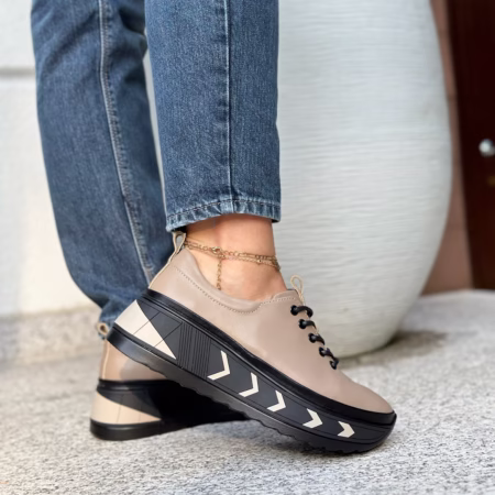 Skórzane sneakersy Filippo DP6427 na nodze – stylizacja na co dzień, sneakersy noszone przez modelkę w dżinsach.