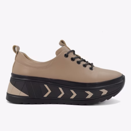 Skórzane sneakersy Filippo DP6427 bok – profilowy widok buta, beżowa skórzana cholewka, czarna podeszwa z geometrycznym wzorem.