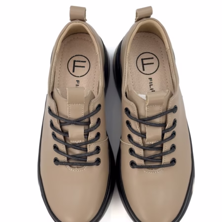 Skórzane sneakersy Filippo DP6427 z góry – widok z góry, skórzana cholewka, czarne sznurowadła i wnętrze z logo Filippo.