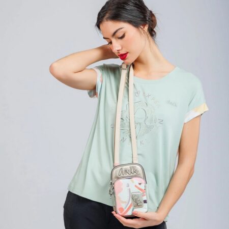 Crossbody Anekke na modelce – Stylowa torebka noszona na ramieniu, świetnie komponująca się z pastelową koszulką.
