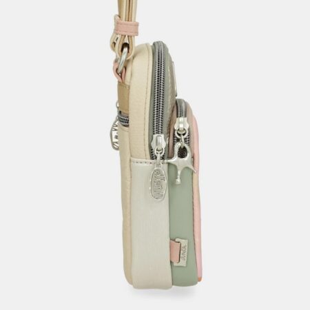 Boczny profil crossbody Anekke – Widok boczny pokazujący różne przegródki oraz metalowe zamki z ozdobnym brelokiem.