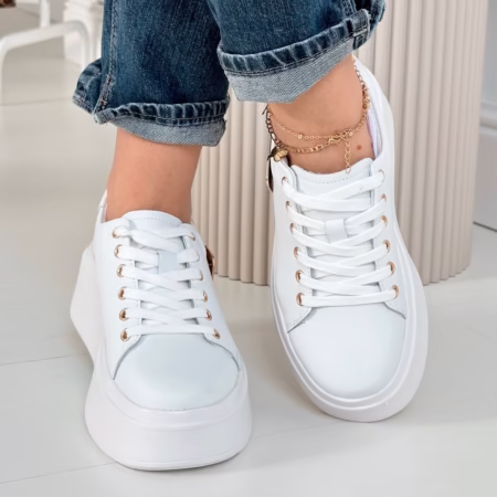Stylowe buty białe Filippo na nodze, połączenie klasyki z modnym designem, idealne do jeansów.