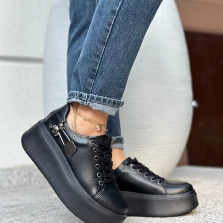 stylowe czarne sneakersy z wysoką podeszwą i efektownym zdobieniem.