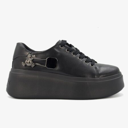bok czarnych skórzanych sneakersów Filippo z ozdobnym metalowym elementem w kształcie misia.