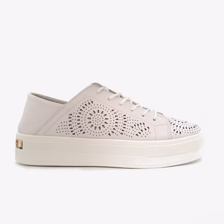 Filippo buty na koturnie – widok boczny sneakersów, podkreślający ich unikalny design i podwyższoną podeszwę.