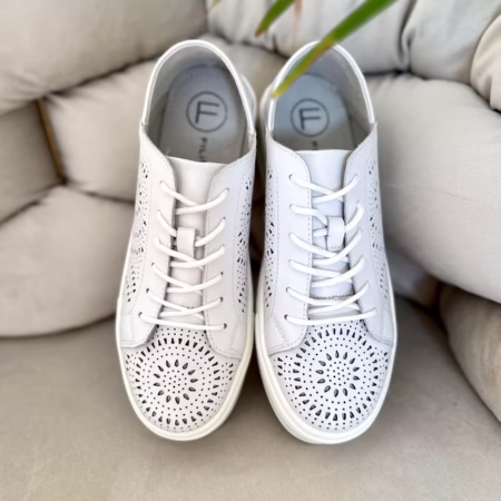 Filippo buty na koturnie – sneakersy w naturalnym otoczeniu, idealne na co dzień.