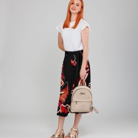 Anekke plecak na modelce – trzymany w ręce. Modelka trzyma plecak w dłoni, ukazując jego kompaktowy rozmiar i elegancki wygląd.