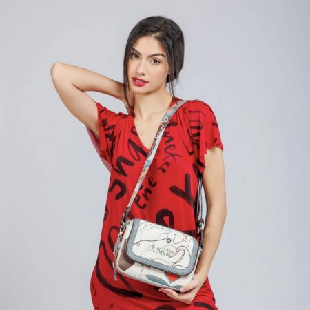 Modelka prezentująca torebkę Anekke z kolekcji Graffiti – casualowy look z torebką przez ramię.