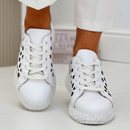 Zbliżenie na przód stóp w białych, ażurowych sneakersach Artiker – buty sneakersy idealne na wiosnę