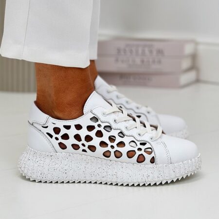 Boczne ujęcie modelu – białe artiker buty sneakersy z kwiatowym ażurowaniem i grubą podeszwą