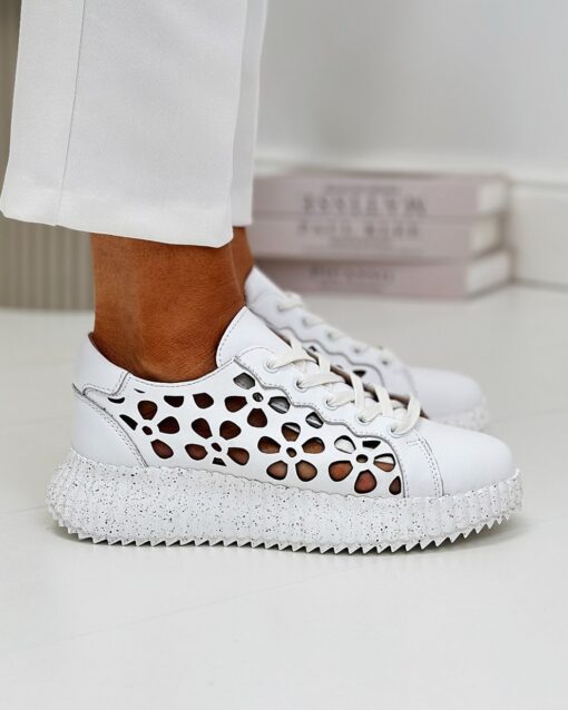 Boczne ujęcie modelu – białe artiker buty sneakersy z kwiatowym ażurowaniem i grubą podeszwą