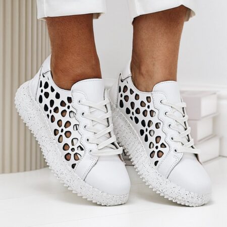 Para białych artikerów ujęta z przodu i z boku – sneakersy z perforacją i ząbkowaną podeszwą
