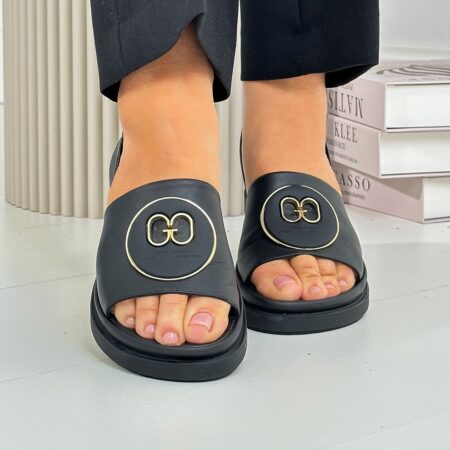 Przód butów Boccato z widocznym logo – eleganckie boccato sandały do codziennych stylizacji.