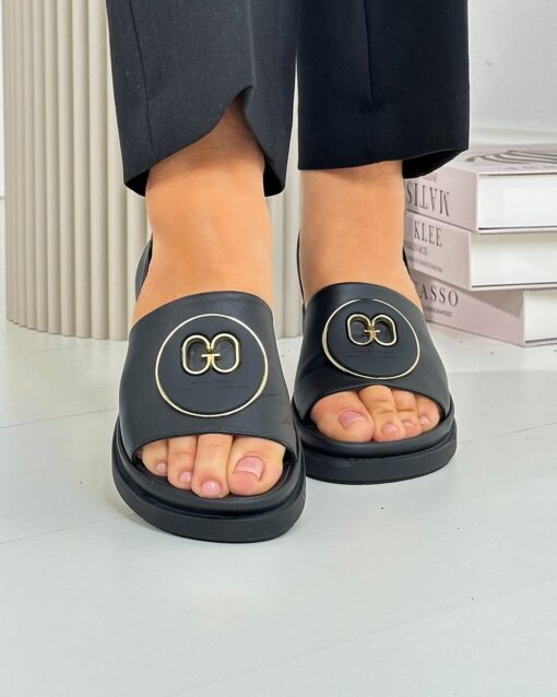 Przód butów Boccato z widocznym logo – eleganckie boccato sandały do codziennych stylizacji.