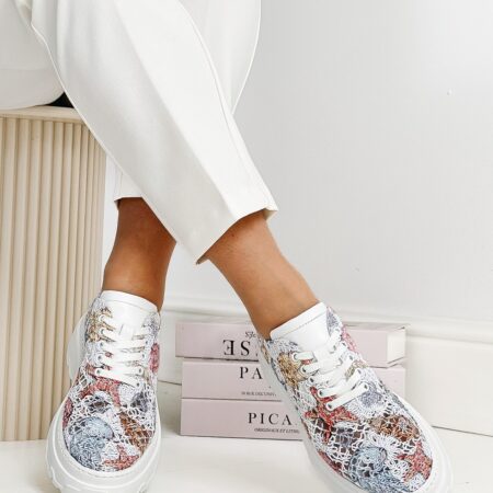 Letnie buty z siatki Verano 755.1702 na nodze modelki, siedzącej w białych spodniach – przewiewna cholewka.