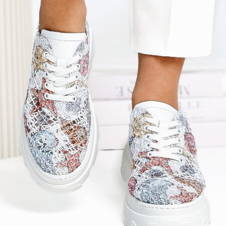 Kolorowe buty z siatki Verano z haftowaną cholewką podczas ruchu – sportowa lekkość i styl.
