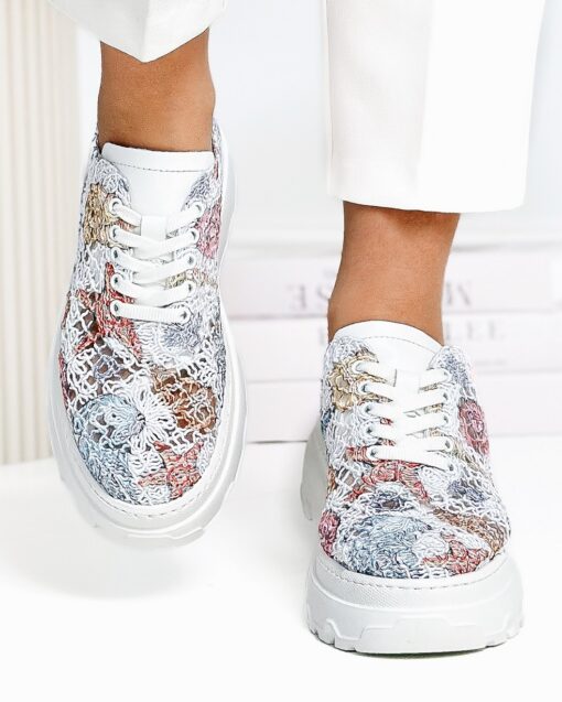 Kolorowe buty z siatki Verano z haftowaną cholewką podczas ruchu – sportowa lekkość i styl.