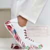 Widok boczny na perforowaną cholewkę modelu filippo sneakersy damskie z ozdobną, tropikalną podeszwą.