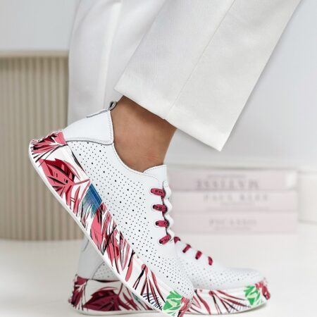Widok boczny na perforowaną cholewkę modelu filippo sneakersy damskie z ozdobną, tropikalną podeszwą.