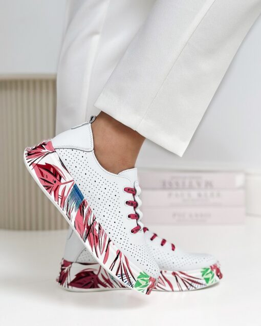 Widok boczny na perforowaną cholewkę modelu filippo sneakersy damskie z ozdobną, tropikalną podeszwą.