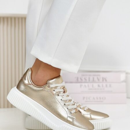 Widok boczny – złote skórzane sneakersy Filippo na modelce, wyraźna faktura skóry i dynamiczna linia podeszwy