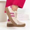 Adidasy Filippo DP6776 z beżowego zamszu z różowymi wstawkami – widok z boku na uniesione stopy.