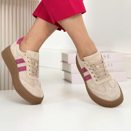 Ujęcie z pozycji siedzącej – adidasy Filippo DP6776 w stylizacji z różowymi spodniami.