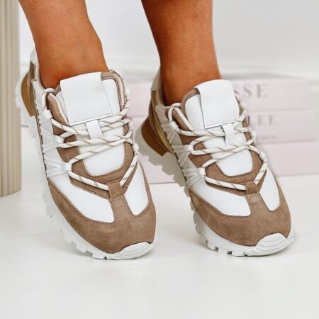 Zbliżenie – sneakersy Artiker z jasnymi spodniami, widoczna cholewka i sznurówki – artiker buty sneakersy