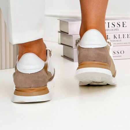 Tył butów – model 56C1738 marki Artiker z beżowym zamszem i złotą wstawką na pięcie – artiker buty sneakersy