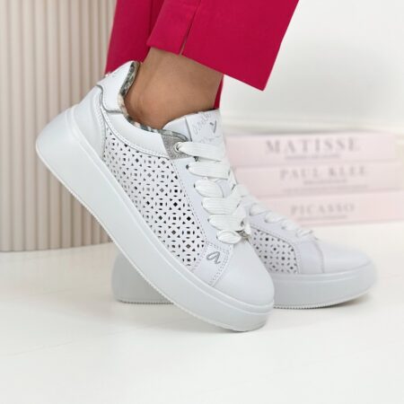 Zbliżenie na bok białych ażurowych sneakersów Anekke model 40370, na nodze, widoczna perforowana skóra – ażurowe sneakers