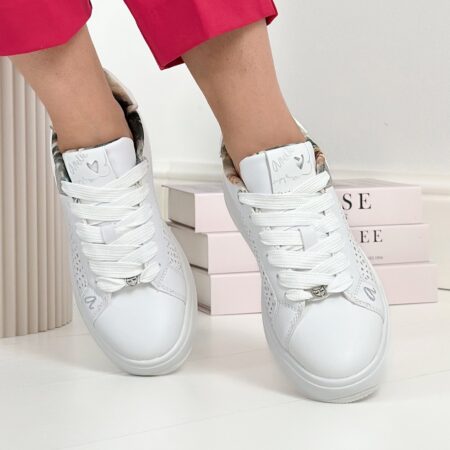 Modelka w białych sneakersach Anekke z ażurowym wzorem, widok z przodu – ażurowe sneakersy